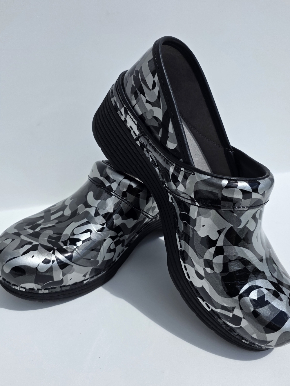 DANSKO Professional LT Pro Twisty Patent Leather Clogs  Size US 8.5 - 9 EU 39